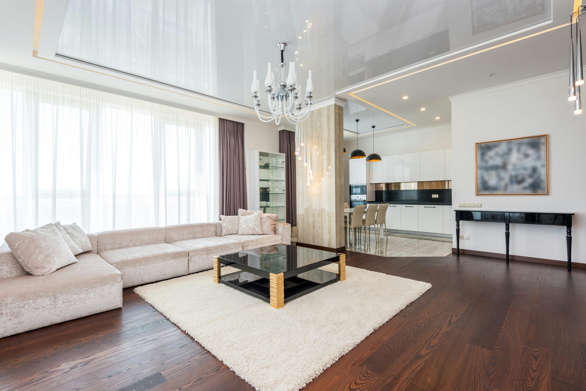 Salón moderno decorado