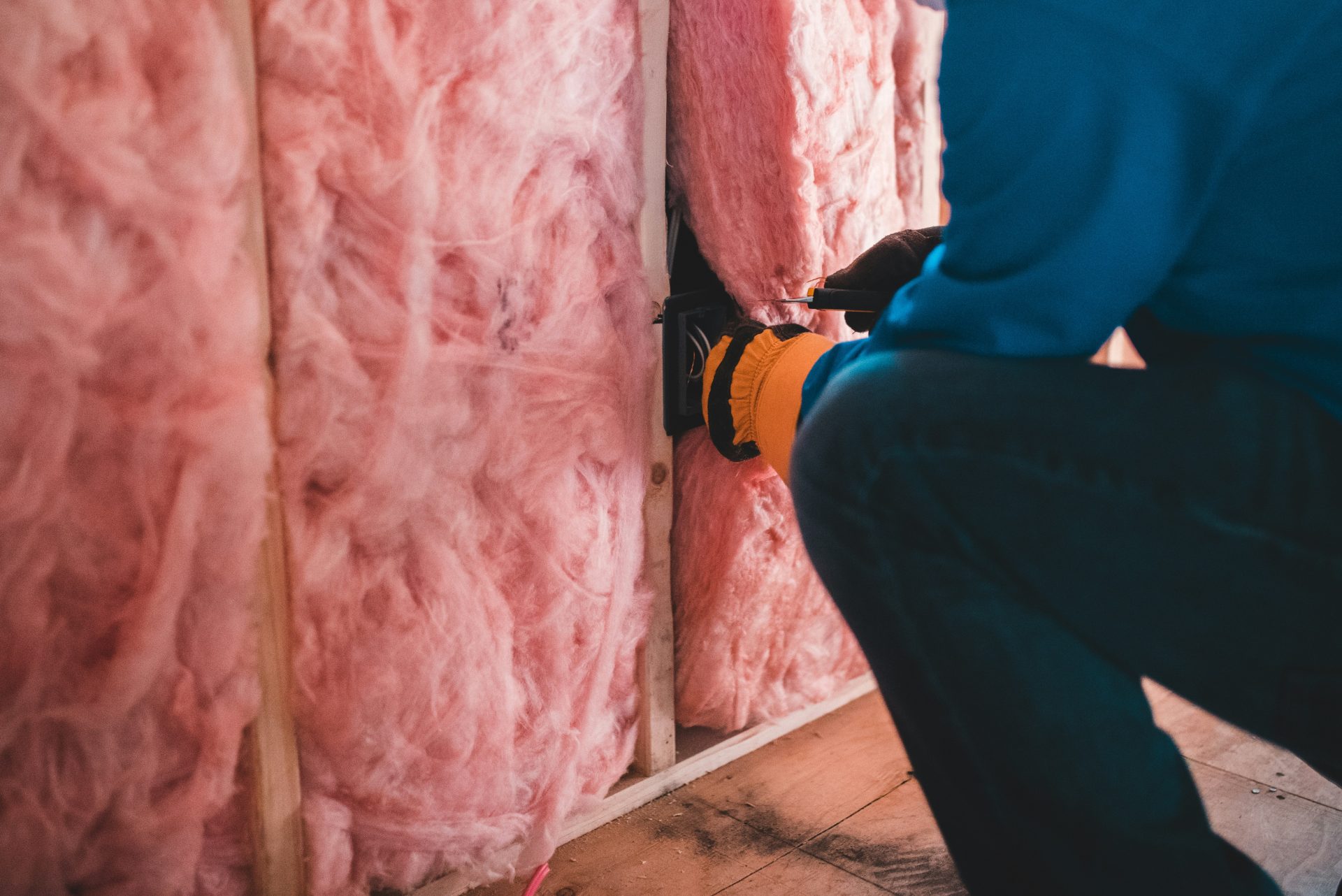 Hombre instalando material aislante en pared