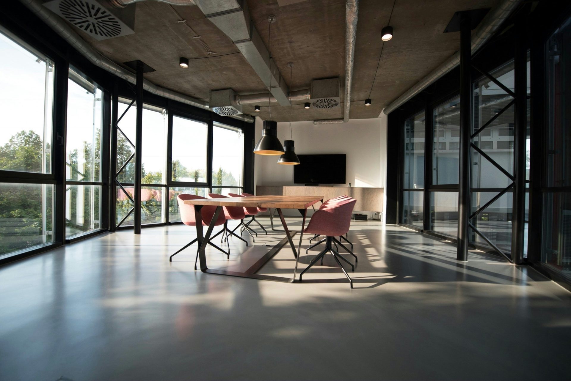 Sala de reuniones con mesas y sillas modernas